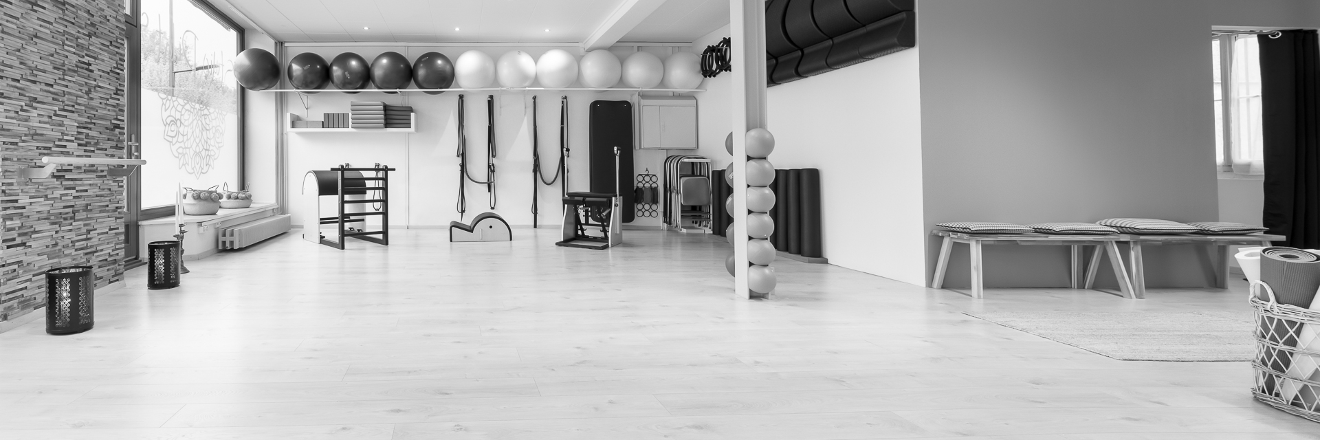 photo de la salle du studio pilates et yoga de satigny en noir et blanc