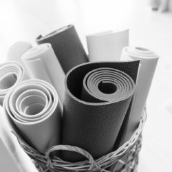 photo décorative de tapis de yoga enroulés dans un panier